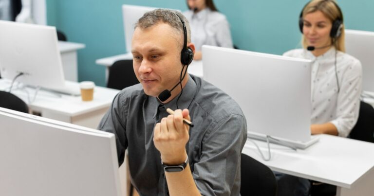 Hombre que trabajaba en un call center en Colombia estafó a la multinacional de telefonía Vodafone: tuvo que pedir perdón y devolver la millonada que se robó