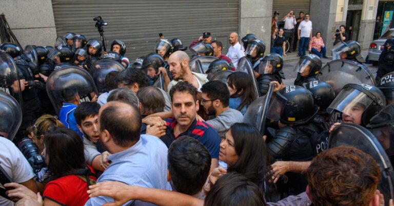 La Legislatura porteña modificó la Ley de Enfermería y hubo incidentes entre dirigentes sindicales y la policía