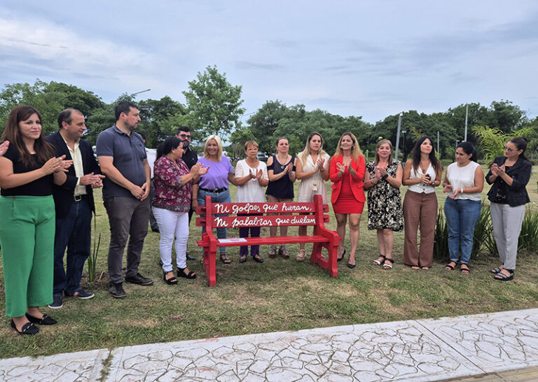 El Municipio inauguró un nuevo banco rojo en el Parque de la Democracia