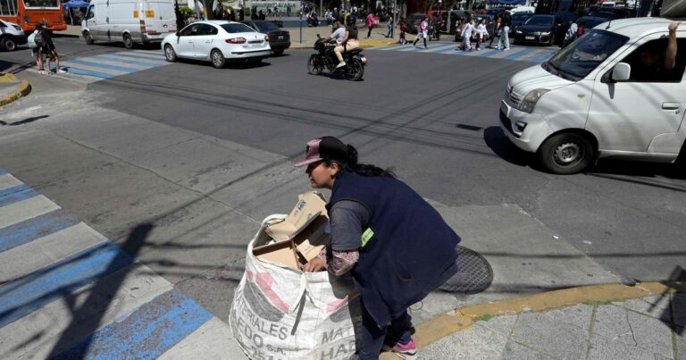 Después de alcanzar un pico de 54,9% en marzo, la pobreza bajó  a 49.9% al final de septiembre