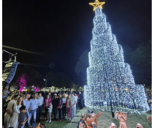 Ante decenas de familias, Resistencia encendió el árbol navideño en la Plaza 25 de Mayo