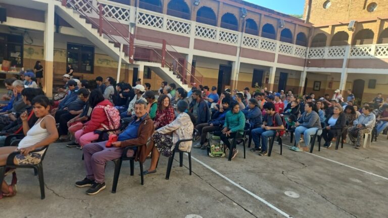 El movimiento salesiano Mamá Margarita del Don Bosco entrega bolsones de mercadería a personas en situación de calle