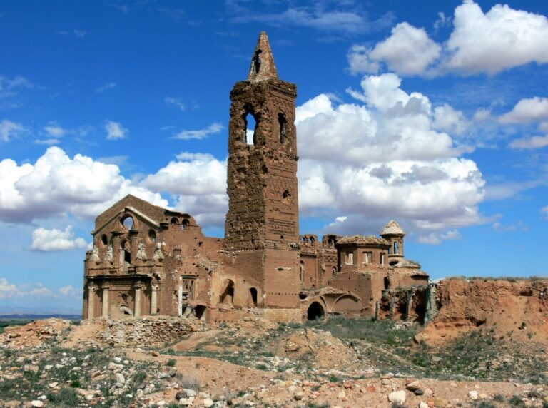 Por qué a este pequeño pueblo español lo creen maldito y está abandonado